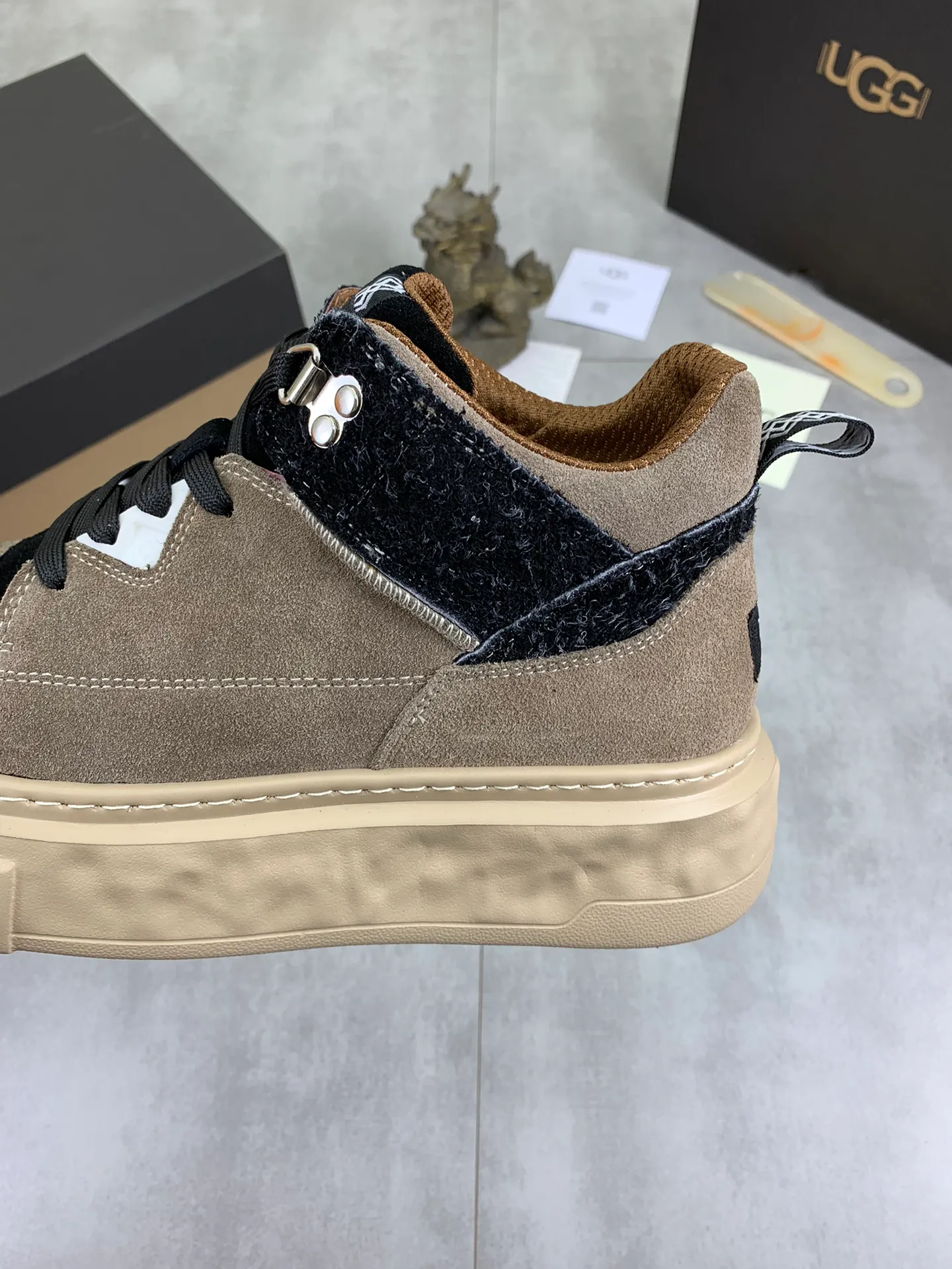 Men's shoes 💰P640 [New style] 💰 🆘 "Real wool" [UGG] 👉The popular men's shoes are synchronized with the official website 🔰The quality of the genuine products [satisfied] is not comparable to the imitations in the general market 🌀The upper is imported Italian frosted cowhide, and the lining is: foot pad 🅰️ grade 🐑Real wool👻Only Grade A can show the effect The hand feels smooth and delicate 🔱The shoe shape is grand, only genuine manufacturers can do it 🎄The perfect toughness of the original outsole 👻⬛️ allows customers to say goodbye to one-time consumption. Real wool lining, super warm. Available in black, brown and gray. Size: 39-44